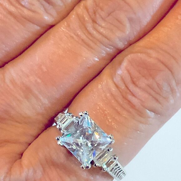 Beautiful anniversary ring - Picture 3 of 7